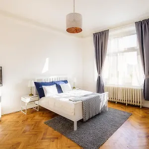 https://huge-friends-old-town-apartment.praguehotelsweb.com